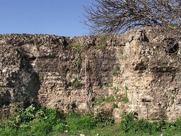 Muro de caementicium del depósito de agua romana siglo I del Castillo de Maimón (Córdoba)